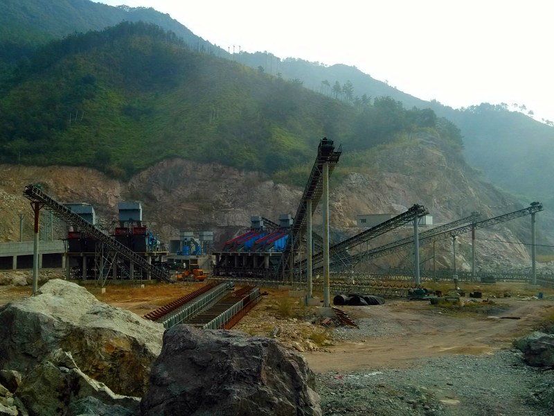 破碎篩分場(chǎng)地限制和基建難怎么辦？